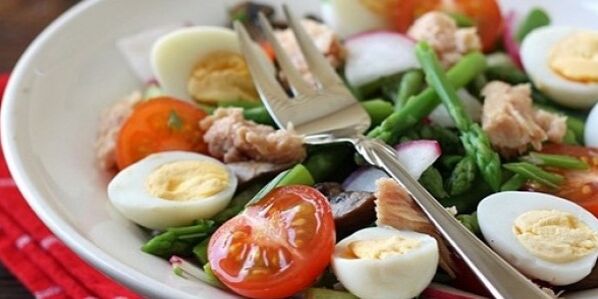 סלט ירקות עם ביצים לירידה במשקל