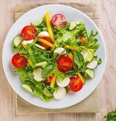 אחת האפשרויות לדיאטת כוסמת למשך חודש כוללת שימוש בסלט ירקות