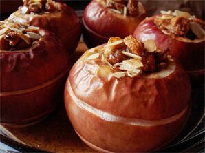 תפוחים אפויים עם פירות יבשים הם קינוח בתפריט הדיאטה לאחר הסרת כיס המרה