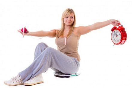 בחורה שרוצה לרדת במשקל אוכלת בריא ולפי משטר