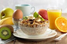 דייסה עם פירות כארוחת בוקר בריאה לירידה במשקל