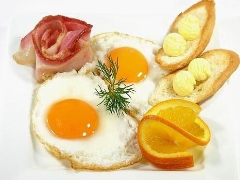 ביצים מטוגנות עם בייקון כמזון אסור לדלקת קיבה